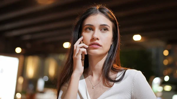 Fechar Jovem Mulher Conversando Com Alguém Seu Telefone Celular Enquanto — Fotografia de Stock