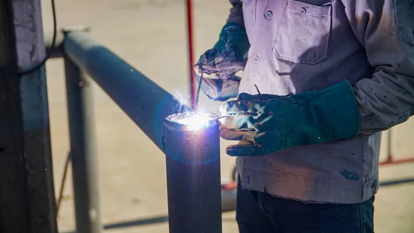 Lavoratore Sta Saldando Costruzione Acciaio Del Telaio Sul Posto — Foto Stock