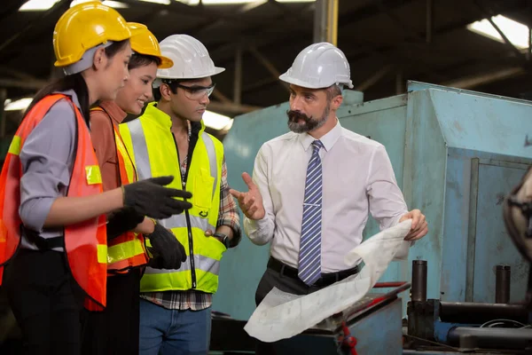 Mužský Inženýr Průmysloví Pracovníci Hard Hats Diskuse Novém Projektu Při — Stock fotografie
