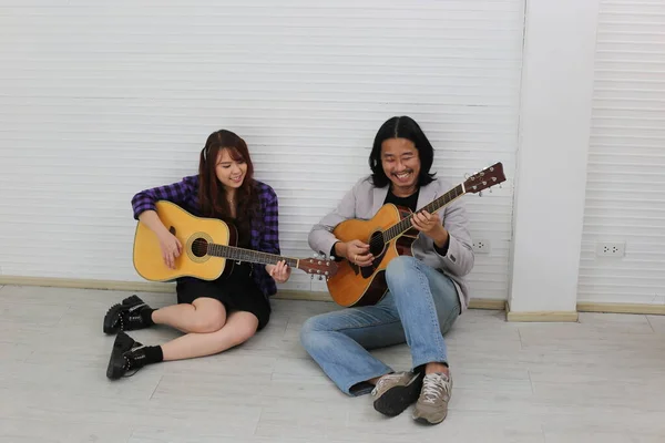 Kız Mikrofonda Şarkı Söylüyor Gitar Çalıyor — Stok fotoğraf