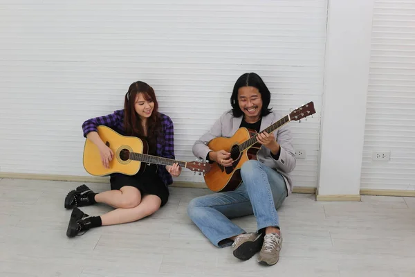 Ragazza Che Canta Microfono Suona Chitarra — Foto Stock