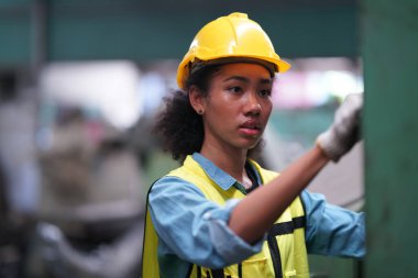 Metal fabrikasında çalışan kadın çırak, çalışan kadın endüstrisi teknik işçisi portresi ya da endüstriyel üretim fabrikasında çalışan mühendis kadın..
