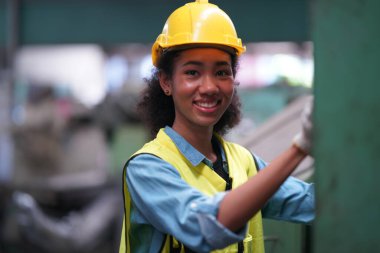 Metal fabrikasında çalışan kadın çırak, çalışan kadın endüstrisi teknik işçisi portresi ya da endüstriyel üretim fabrikasında çalışan mühendis kadın..