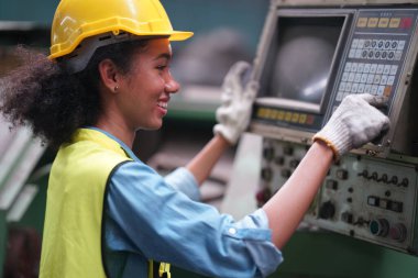 Metal fabrikasında çalışan kadın çırak, çalışan kadın endüstrisi teknik işçisi portresi ya da endüstriyel üretim fabrikasında çalışan mühendis kadın..