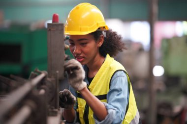 Metal fabrikasında çalışan kadın çırak, çalışan kadın endüstrisi teknik işçisi portresi ya da endüstriyel üretim fabrikasında çalışan mühendis kadın..