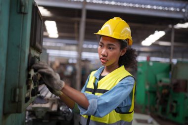 Metal fabrikasında çalışan kadın çırak, çalışan kadın endüstrisi teknik işçisi portresi ya da endüstriyel üretim fabrikasında çalışan mühendis kadın..