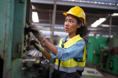 Metal fabrikasında çalışan kadın çırak, çalışan kadın endüstrisi teknik işçisi portresi ya da endüstriyel üretim fabrikasında çalışan mühendis kadın..