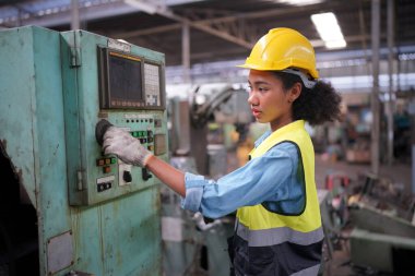 Metal fabrikasında çalışan kadın çırak, çalışan kadın endüstrisi teknik işçisi portresi ya da endüstriyel üretim fabrikasında çalışan mühendis kadın..