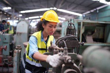 Metal fabrikasında çalışan kadın çırak, çalışan kadın endüstrisi teknik işçisi portresi ya da endüstriyel üretim fabrikasında çalışan mühendis kadın..