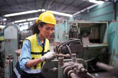 Metal fabrikasında çalışan kadın çırak, çalışan kadın endüstrisi teknik işçisi portresi ya da endüstriyel üretim fabrikasında çalışan mühendis kadın..