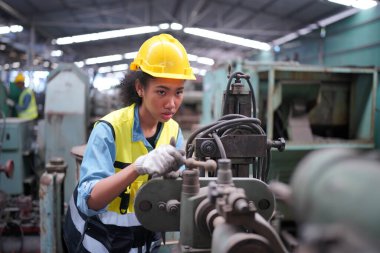 Metal fabrikasında çalışan kadın çırak, çalışan kadın endüstrisi teknik işçisi portresi ya da endüstriyel üretim fabrikasında çalışan mühendis kadın..