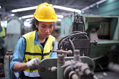 Metal fabrikasında çalışan kadın çırak, çalışan kadın endüstrisi teknik işçisi portresi ya da endüstriyel üretim fabrikasında çalışan mühendis kadın..
