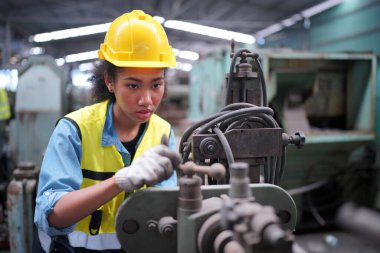 Metal fabrikasında çalışan kadın çırak, çalışan kadın endüstrisi teknik işçisi portresi ya da endüstriyel üretim fabrikasında çalışan mühendis kadın..