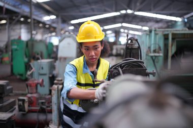 Metal fabrikasında çalışan kadın çırak, çalışan kadın endüstrisi teknik işçisi portresi ya da endüstriyel üretim fabrikasında çalışan mühendis kadın..