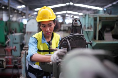 Metal fabrikasında çalışan kadın çırak, çalışan kadın endüstrisi teknik işçisi portresi ya da endüstriyel üretim fabrikasında çalışan mühendis kadın..