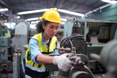 Metal fabrikasında çalışan kadın çırak, çalışan kadın endüstrisi teknik işçisi portresi ya da endüstriyel üretim fabrikasında çalışan mühendis kadın..