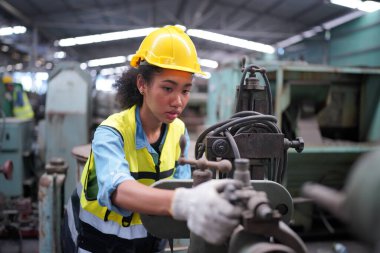 Metal fabrikasında çalışan kadın çırak, çalışan kadın endüstrisi teknik işçisi portresi ya da endüstriyel üretim fabrikasında çalışan mühendis kadın..