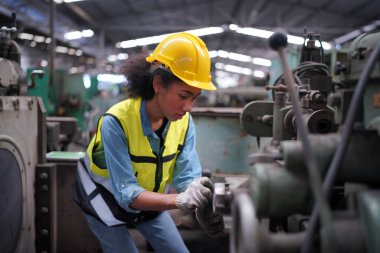 Metal fabrikasında çalışan kadın çırak, çalışan kadın endüstrisi teknik işçisi portresi ya da endüstriyel üretim fabrikasında çalışan mühendis kadın..