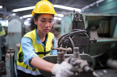 Metal fabrikasında çalışan kadın çırak, çalışan kadın endüstrisi teknik işçisi portresi ya da endüstriyel üretim fabrikasında çalışan mühendis kadın..