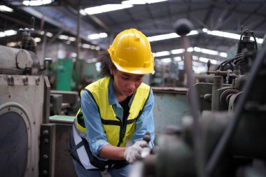 Metal fabrikasında çalışan kadın çırak, çalışan kadın endüstrisi teknik işçisi portresi ya da endüstriyel üretim fabrikasında çalışan mühendis kadın..