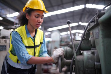 Metal fabrikasında çalışan kadın çırak, çalışan kadın endüstrisi teknik işçisi portresi ya da endüstriyel üretim fabrikasında çalışan mühendis kadın..
