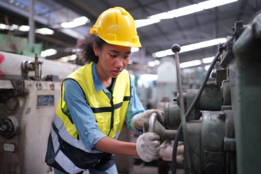 Metal fabrikasında çalışan kadın çırak, çalışan kadın endüstrisi teknik işçisi portresi ya da endüstriyel üretim fabrikasında çalışan mühendis kadın..