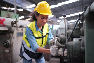 Metal fabrikasında çalışan kadın çırak, çalışan kadın endüstrisi teknik işçisi portresi ya da endüstriyel üretim fabrikasında çalışan mühendis kadın..