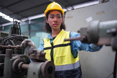 Metal fabrikasında çalışan kadın çırak, çalışan kadın endüstrisi teknik işçisi portresi ya da endüstriyel üretim fabrikasında çalışan mühendis kadın..