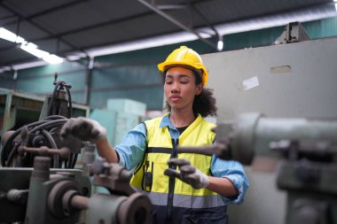 Metal fabrikasında çalışan kadın çırak, çalışan kadın endüstrisi teknik işçisi portresi ya da endüstriyel üretim fabrikasında çalışan mühendis kadın..