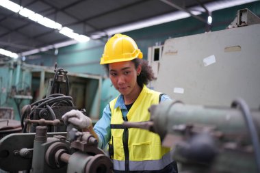 Metal fabrikasında çalışan kadın çırak, çalışan kadın endüstrisi teknik işçisi portresi ya da endüstriyel üretim fabrikasında çalışan mühendis kadın..
