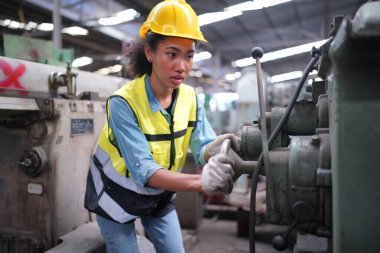 Metal fabrikasında çalışan kadın çırak, çalışan kadın endüstrisi teknik işçisi portresi ya da endüstriyel üretim fabrikasında çalışan mühendis kadın..