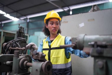 Metal fabrikasında çalışan kadın çırak, çalışan kadın endüstrisi teknik işçisi portresi ya da endüstriyel üretim fabrikasında çalışan mühendis kadın..
