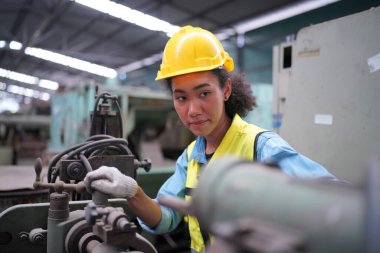 Metal fabrikasında çalışan kadın çırak, çalışan kadın endüstrisi teknik işçisi portresi ya da endüstriyel üretim fabrikasında çalışan mühendis kadın..