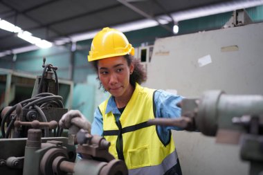 Metal fabrikasında çalışan kadın çırak, çalışan kadın endüstrisi teknik işçisi portresi ya da endüstriyel üretim fabrikasında çalışan mühendis kadın..