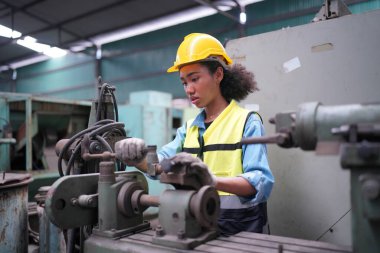 Metal fabrikasında çalışan kadın çırak, çalışan kadın endüstrisi teknik işçisi portresi ya da endüstriyel üretim fabrikasında çalışan mühendis kadın..