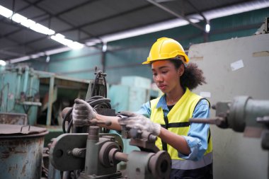 Metal fabrikasında çalışan kadın çırak, çalışan kadın endüstrisi teknik işçisi portresi ya da endüstriyel üretim fabrikasında çalışan mühendis kadın..