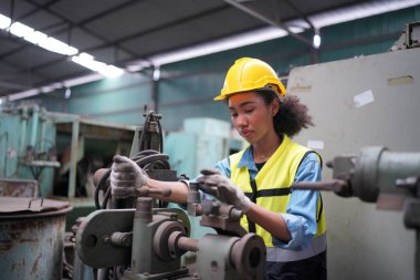 Metal fabrikasında çalışan kadın çırak, çalışan kadın endüstrisi teknik işçisi portresi ya da endüstriyel üretim fabrikasında çalışan mühendis kadın..