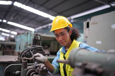Metal fabrikasında çalışan kadın çırak, çalışan kadın endüstrisi teknik işçisi portresi ya da endüstriyel üretim fabrikasında çalışan mühendis kadın..