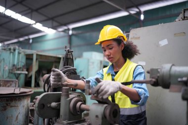 Metal fabrikasında çalışan kadın çırak, çalışan kadın endüstrisi teknik işçisi portresi ya da endüstriyel üretim fabrikasında çalışan mühendis kadın..