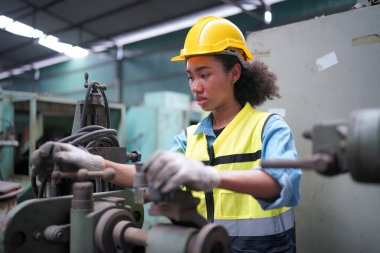 Metal fabrikasında çalışan kadın çırak, çalışan kadın endüstrisi teknik işçisi portresi ya da endüstriyel üretim fabrikasında çalışan mühendis kadın..