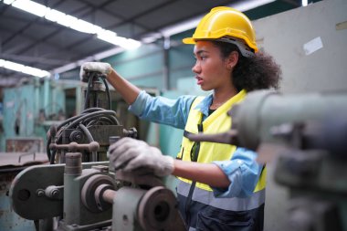 Metal fabrikasında çalışan kadın çırak, çalışan kadın endüstrisi teknik işçisi portresi ya da endüstriyel üretim fabrikasında çalışan mühendis kadın..