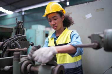 Metal fabrikasında çalışan kadın çırak, çalışan kadın endüstrisi teknik işçisi portresi ya da endüstriyel üretim fabrikasında çalışan mühendis kadın..