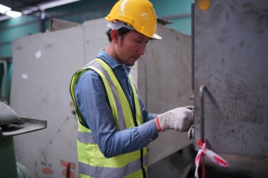 Erkek mühendis, endüstriyel deneyimli teknisyen güvenlik kasklı işçi torna makinesi üzerinde çalışıyor, endüstriyel teknoloji imalat atölyesinde profesyonel adam.