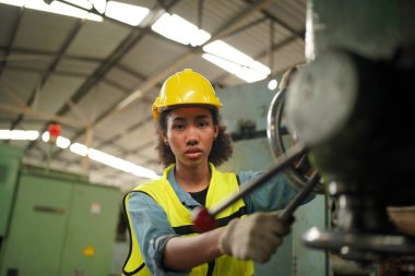 Metal fabrikasında çalışan kadın çırak, çalışan kadın endüstrisi teknik işçisi portresi ya da endüstriyel üretim fabrikasında çalışan mühendis kadın..