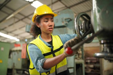 Metal fabrikasında çalışan kadın çırak, çalışan kadın endüstrisi teknik işçisi portresi ya da endüstriyel üretim fabrikasında çalışan mühendis kadın..
