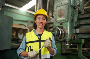 Metal fabrikasında çalışan kadın çırak, çalışan kadın endüstrisi teknik işçisi portresi ya da endüstriyel üretim fabrikasında çalışan mühendis kadın..