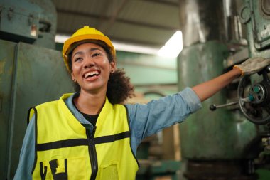 Metal fabrikasında çalışan kadın çırak, çalışan kadın endüstrisi teknik işçisi portresi ya da endüstriyel üretim fabrikasında çalışan mühendis kadın..
