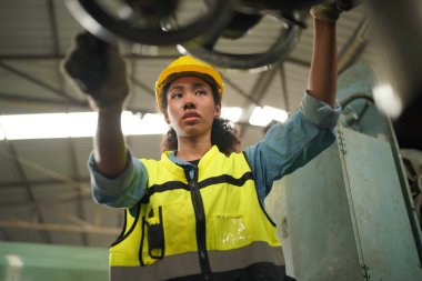 Metal fabrikasında çalışan kadın çırak, çalışan kadın endüstrisi teknik işçisi portresi ya da endüstriyel üretim fabrikasında çalışan mühendis kadın..