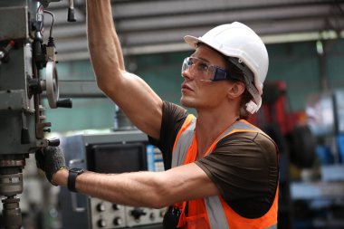 Endüstriyel fabrika çalışan metal İmalat sektöründe çalışan