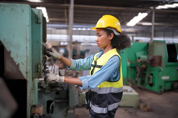 Weibliche Auszubildende Einer Metallverarbeitenden Fabrik Portrait Einer Arbeitenden Industriefacharbeiterin Oder — Stockfoto